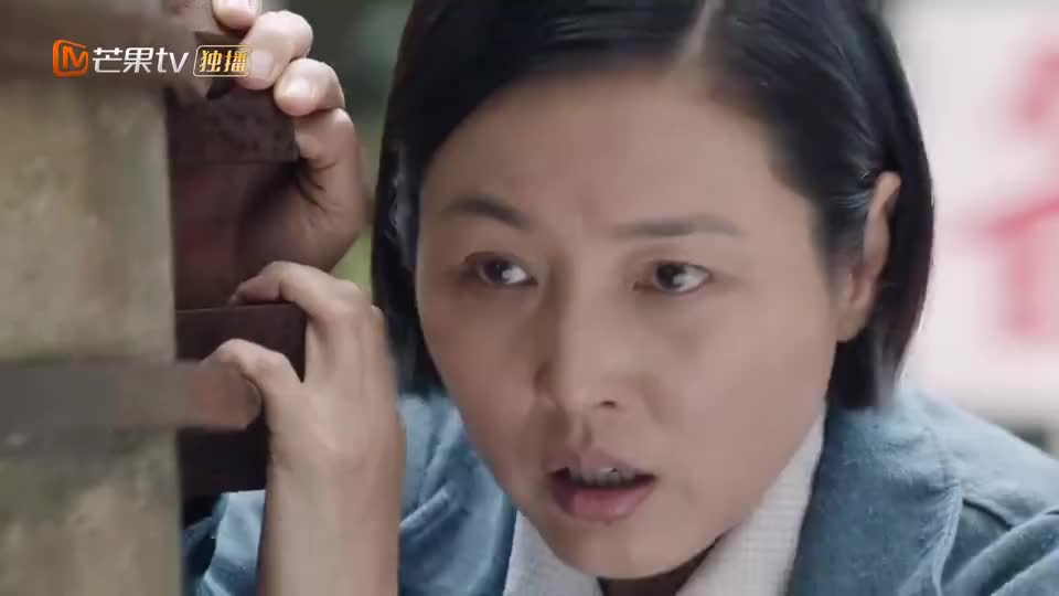 周青被停职石竹的精神世界崩溃了在路边抱着柱子大喘气