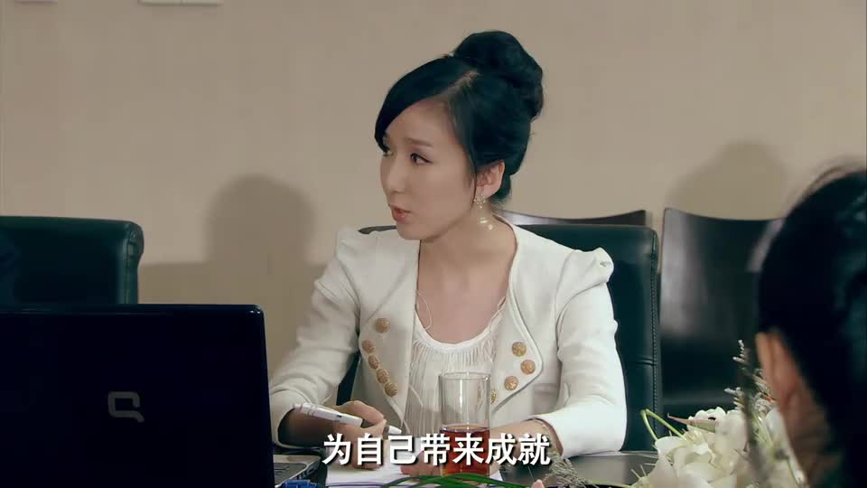 爱情公寓3:上司夸奖一菲,但一菲感到羞愧,毕竟她什么都没做