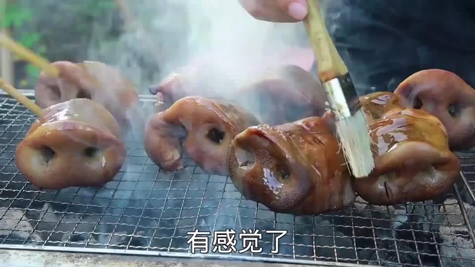 猪鼻子这样吃才爽,烤20分钟麻辣香脆,小夫妻吃的美滋滋