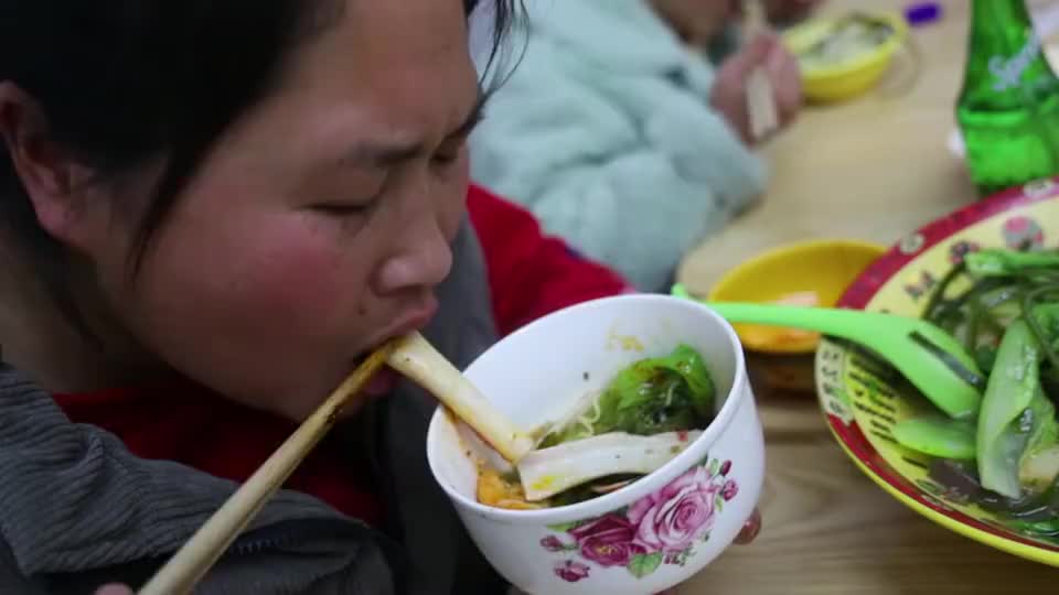 胖妹带女儿进城里玩,边玩边吃真是太痛快了