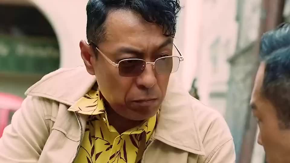 金钱帝国:热血男子怒骂大佬,下一秒就被收拾了!