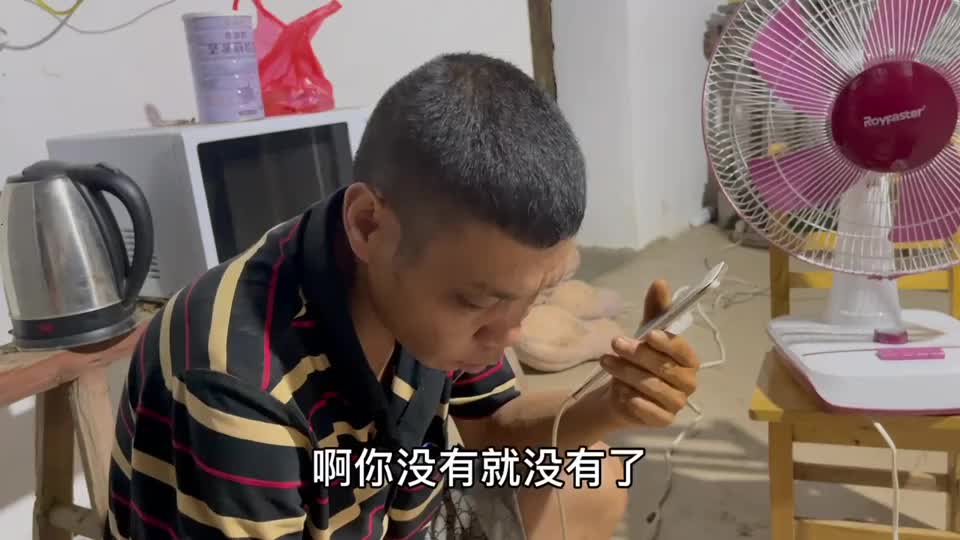 女粉丝说话一套一套的，气得建鹏挂电话，真是奇葩