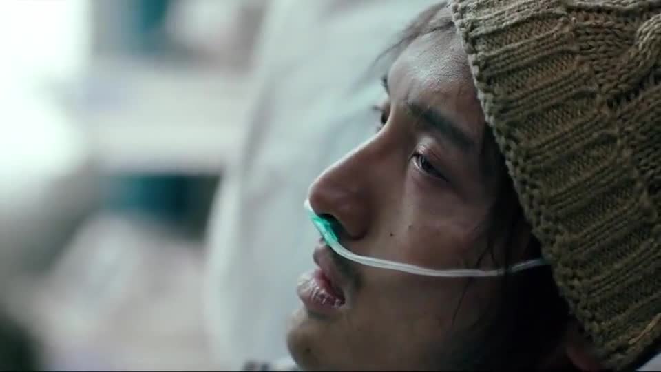 我不是药神徐峥来看小伙听到清创时痛苦的叫声心里很不好受