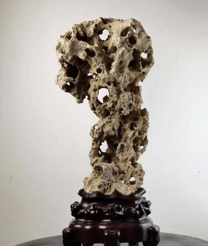 中国四大名石奇石之一浑然天成的太湖石