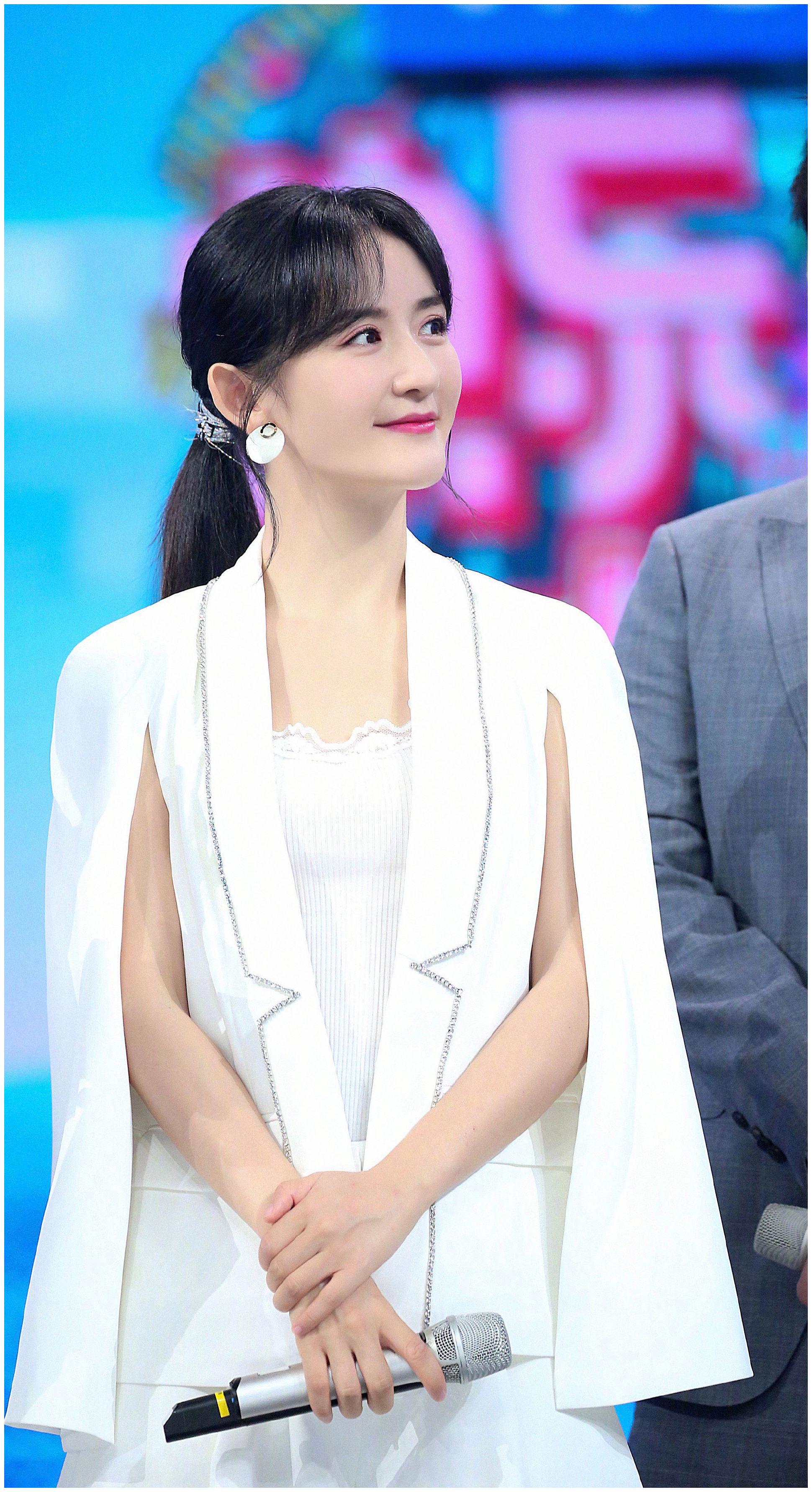 谢娜发收官照白色衬衣配黑色小短裙校园风哪像孩子的妈