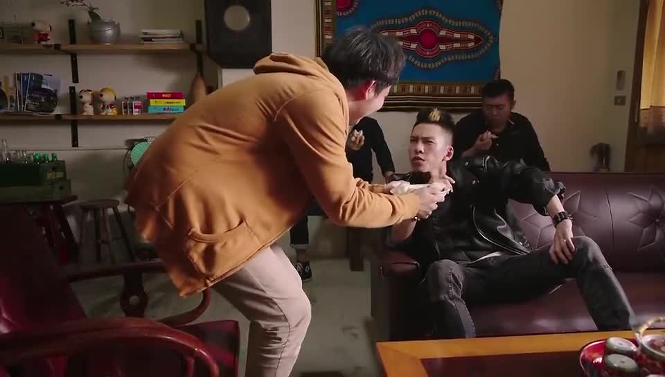 大哥带着俩小弟去追债,谁料看中他家的钢琴,直接搬走抵债!