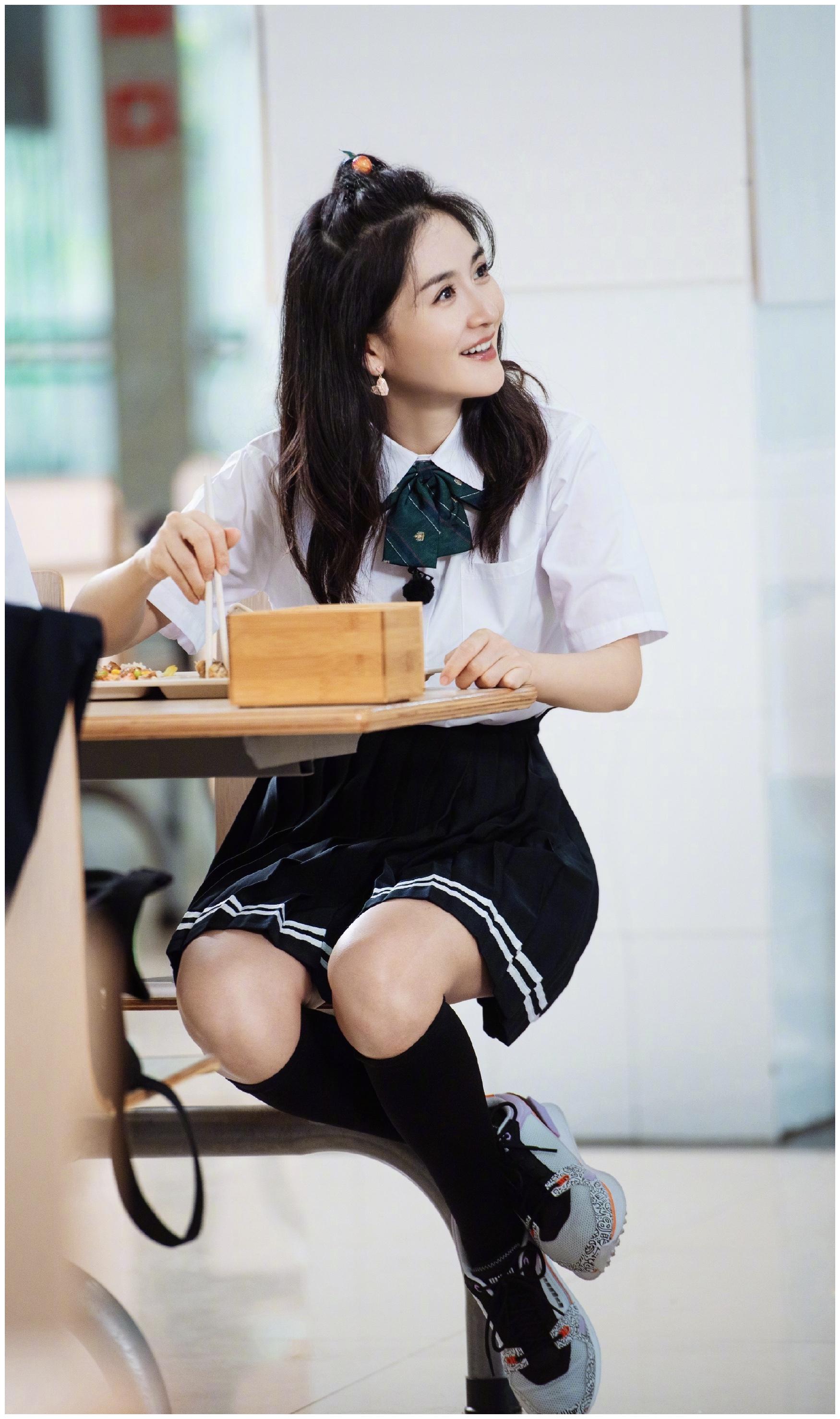 谢娜发收官照白色衬衣配黑色小短裙校园风哪像孩子的妈
