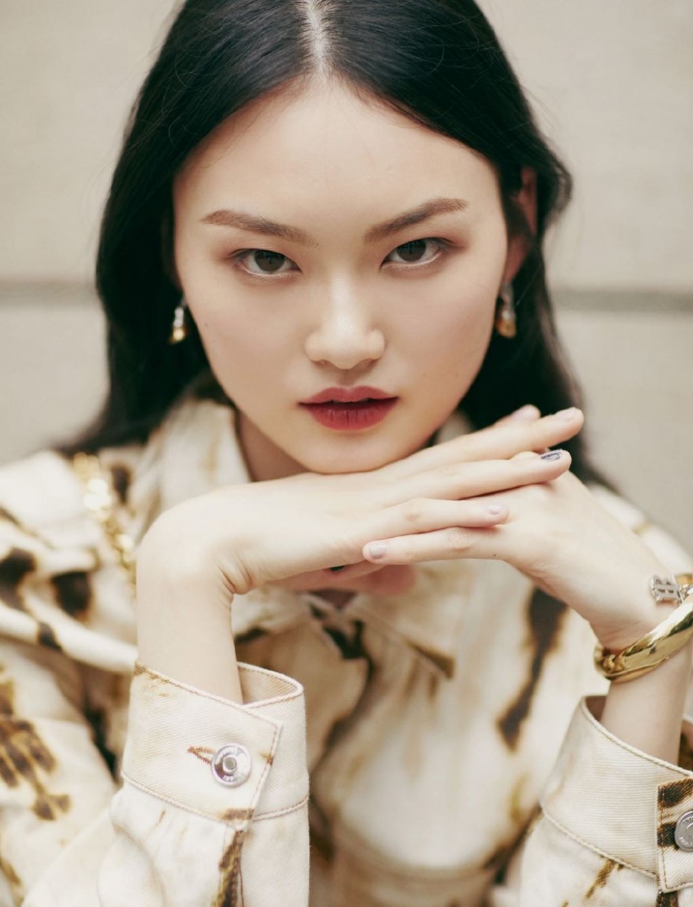 美女模特贺聪帅气邪魅神态惹火香艳精致迷人写真