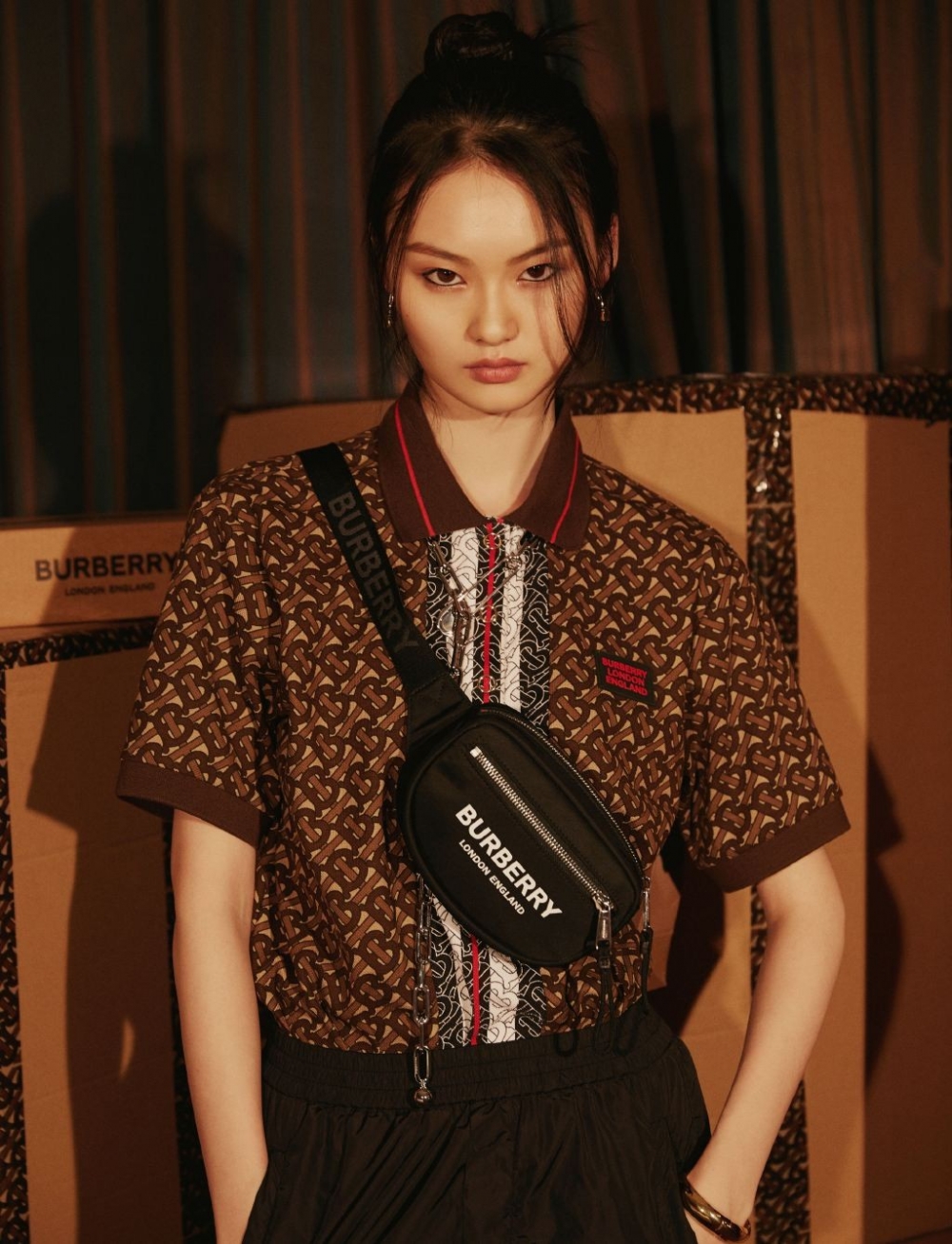 美女模特贺聪帅气邪魅神态惹火香艳精致迷人写真