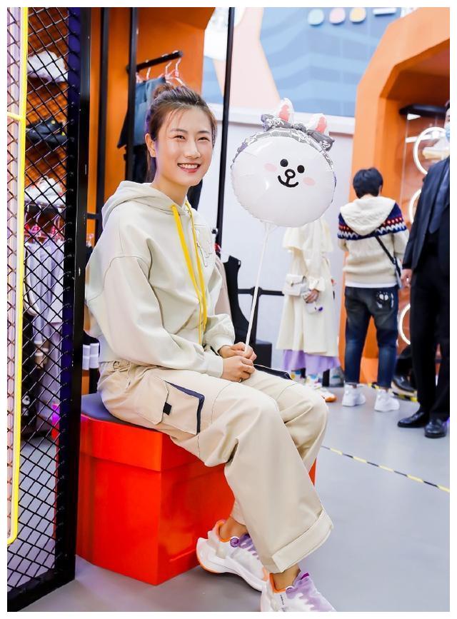 丁宁越来越漂亮了,从留长发到如今气质不凡,若退役娱乐圈适合她