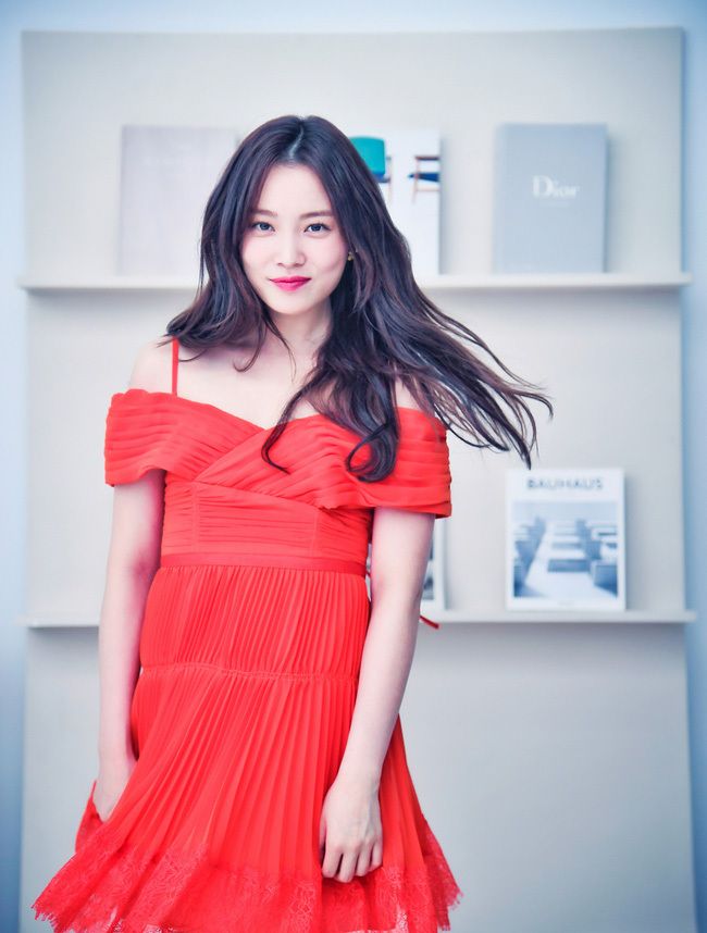 红色百褶裙让尹邵熙简直是白到发光,美得让人无法挪开眼睛