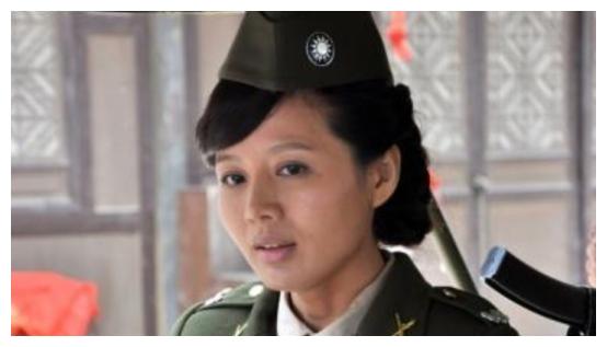 她被称为军人霸王花,但她的丈夫被遗弃,现在和她的儿子住在一起