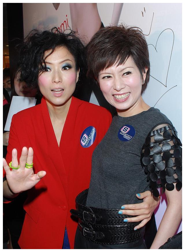 《盖世英豪》还捧红了这部剧的女主罗慧娟,而也是因为这部剧,周星驰因