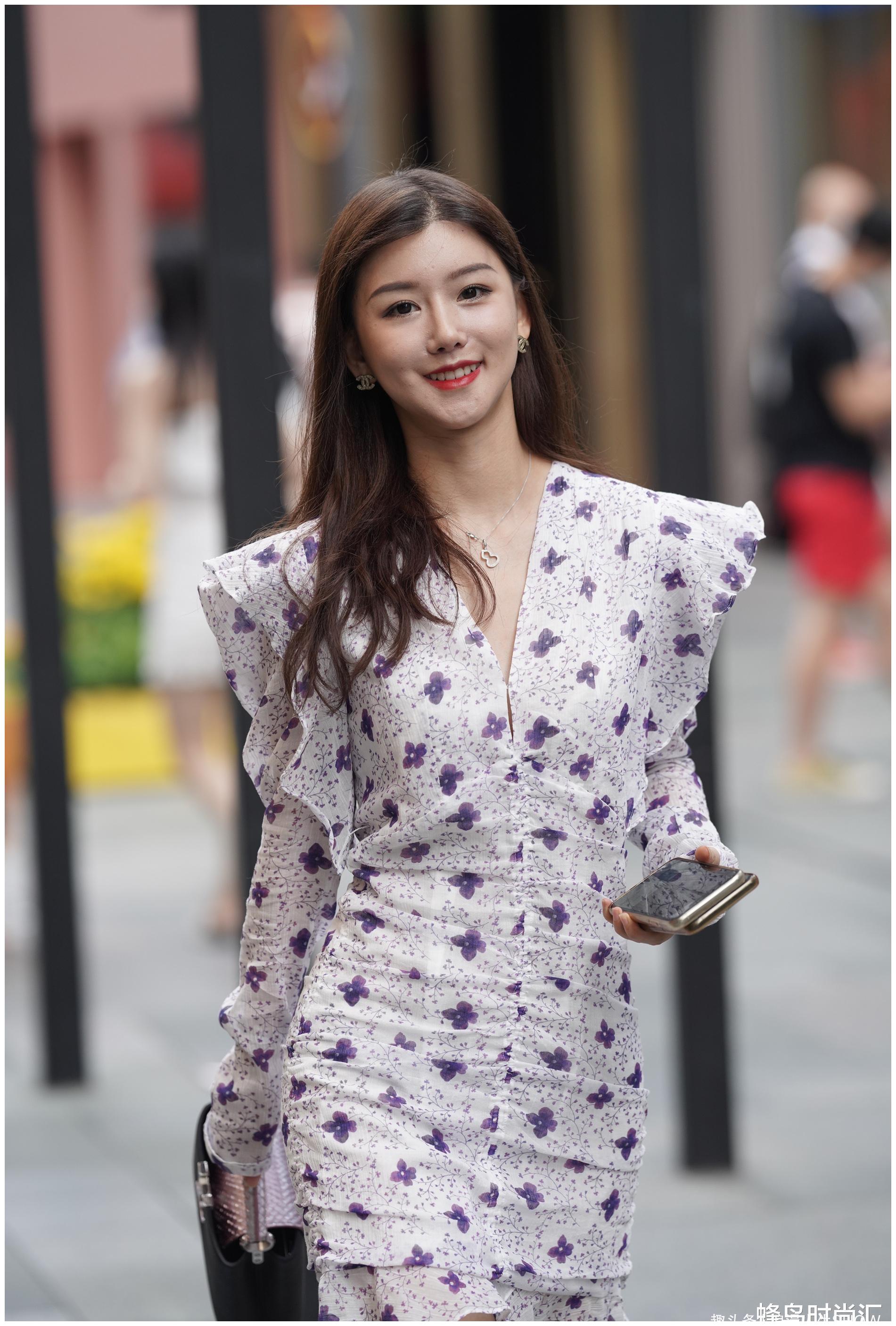 复古风格同样时尚,甜甜的女神神采奕奕,真够美的|女生|裙子|时尚_新浪