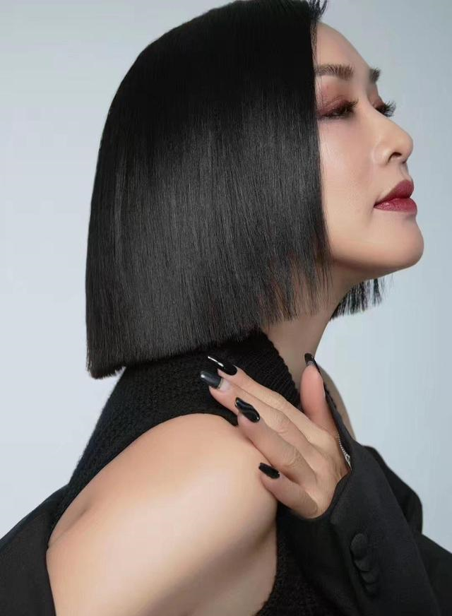 钟丽缇吃了防腐剂穿五彩亮片裙风情万种50岁还美得惊艳