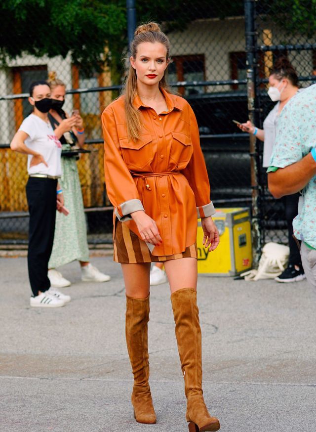 麂皮长靴美艳迷人 橙色皮衬衣叠穿短裙