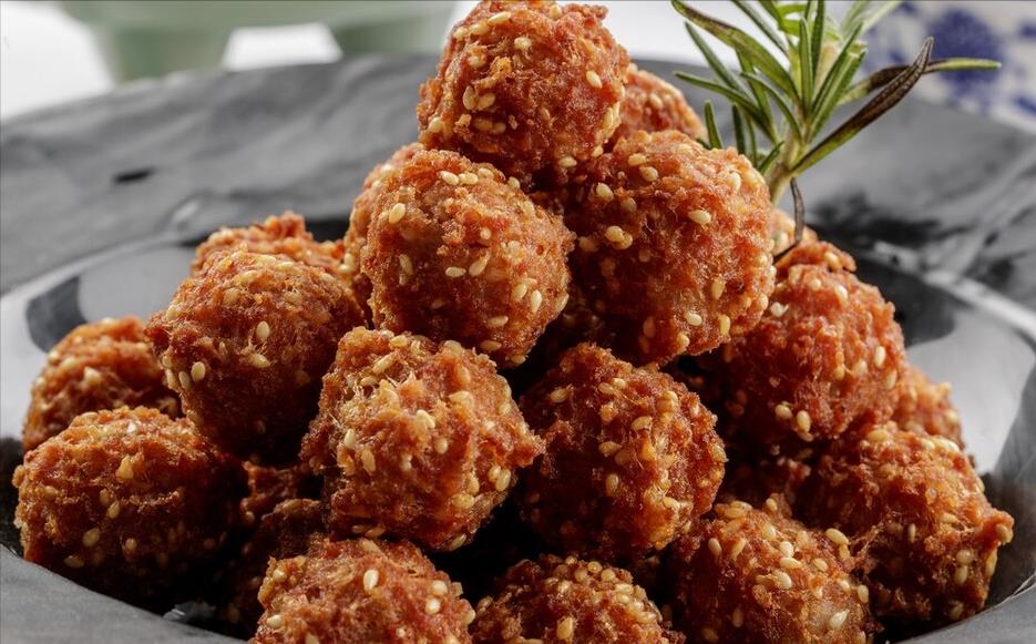 炸丸子,记住不要放面粉和生粉,换成2味料,炸出来又香又酥脆