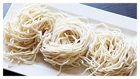 为什么面馆做面条时，把面条煮好后放在高汤里？面馆老板透漏实情休闲区蓝鸢梦想 - Www.slyday.coM