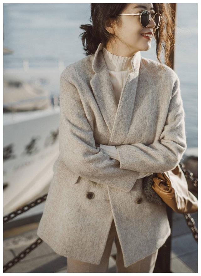 毛呢大衣配"牛奶裤",色调搭配看着真舒服|三木|呢大衣|奶白色_新浪