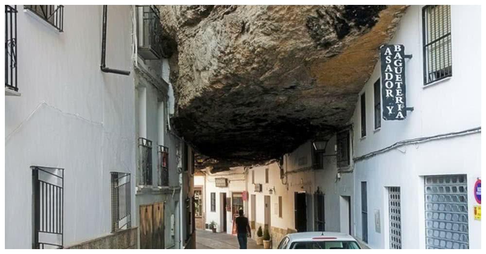 "被巨石压了600年的村子",冬暖夏凉,下雨出门都不用打伞