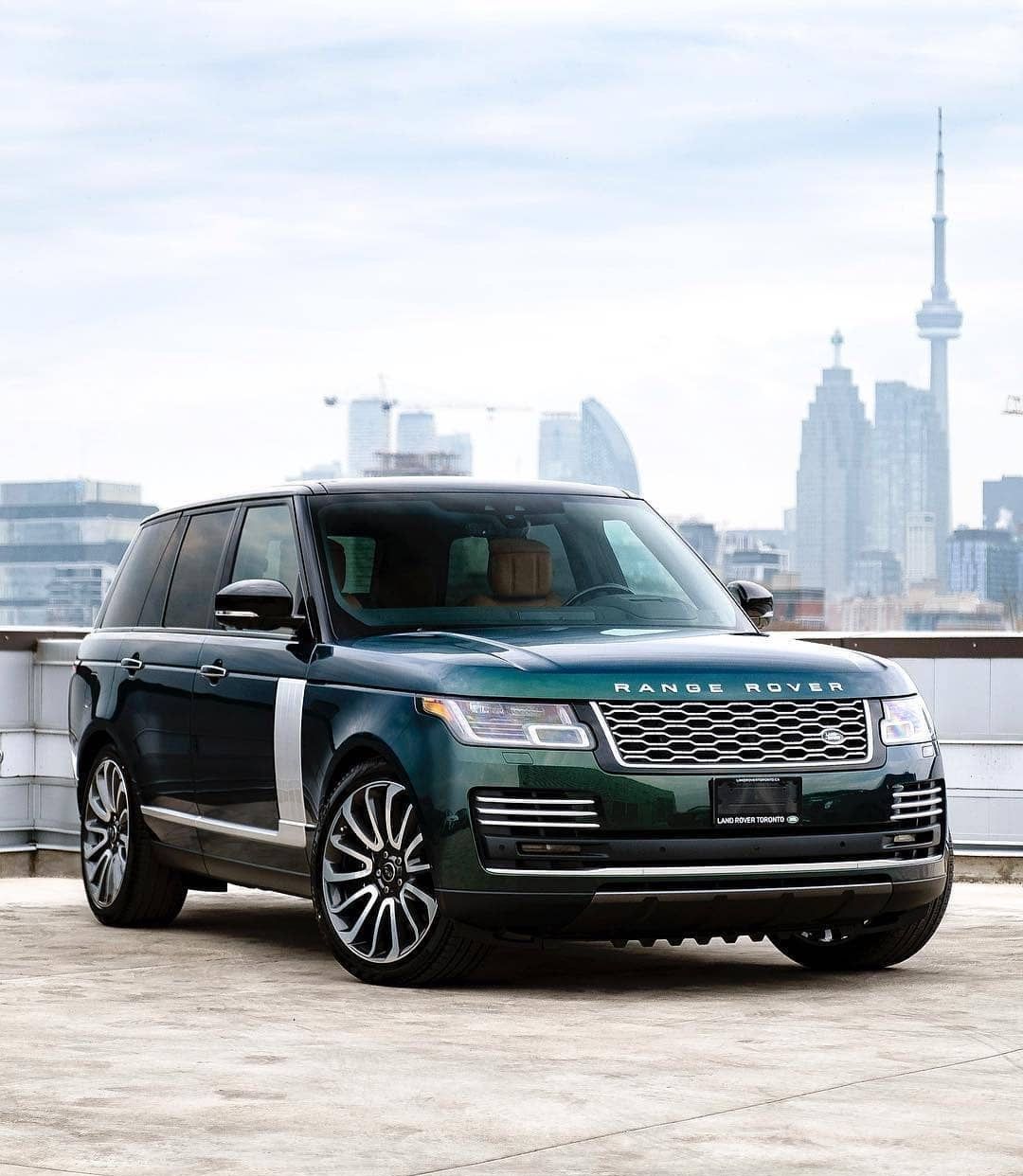 路虎揽胜这种颜色在国内应该很少见,在英国却是辉煌和荣耀的象征