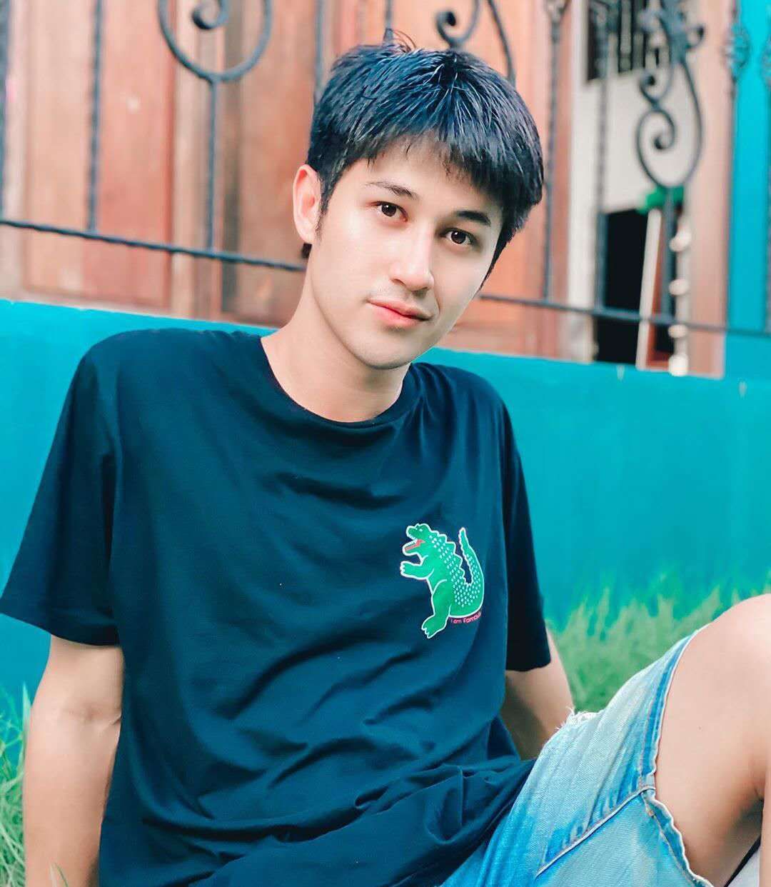 捕获一枚海边度假的帅气小鲜肉爱运动的他有迷人的薄肌