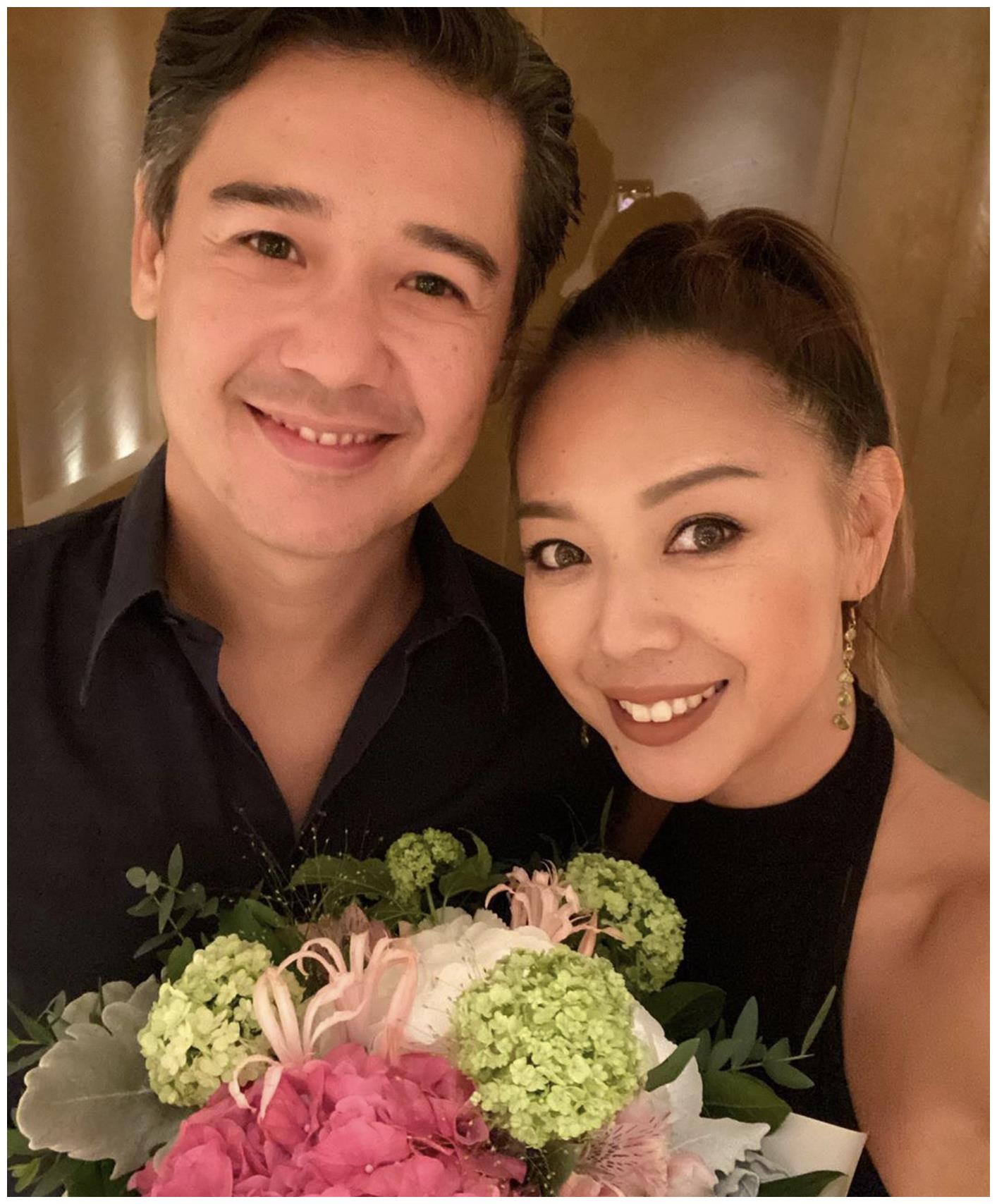 43岁钟丽淇庆结婚十年与丈夫患难见真情最欣慰9岁长女学会走路