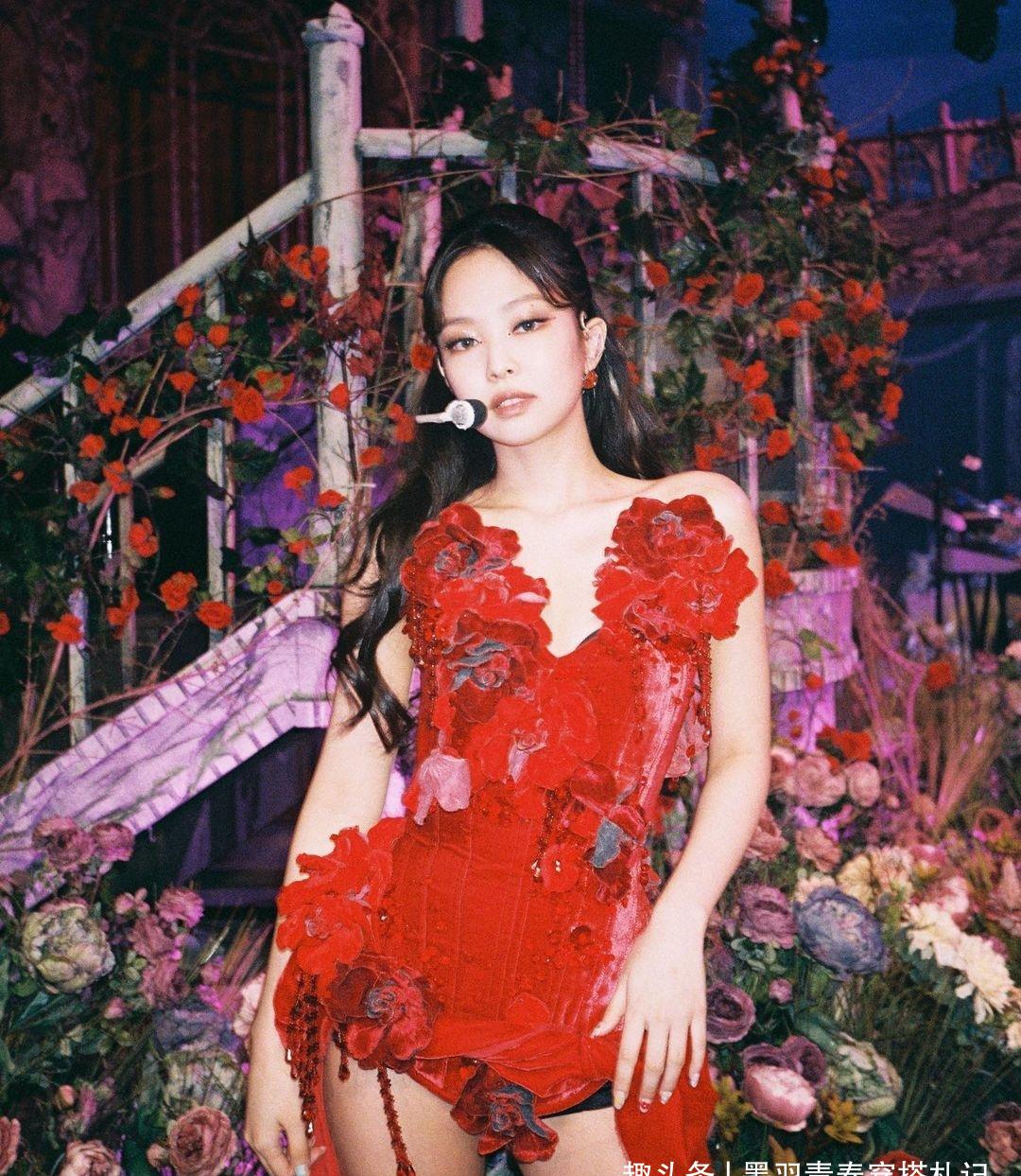 jennie红玫瑰是哪一场演唱会 金智妮红玫瑰造型让人惊艳一见倾心