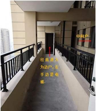 一般情况下,连廊式设计,周边只有围栏,一旦遭逢雨雪天气,给住户带来的