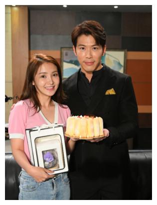 黄少祺50岁了!"女儿"陈子玄献吻给惊喜 窦智孔惊讶:看不出来