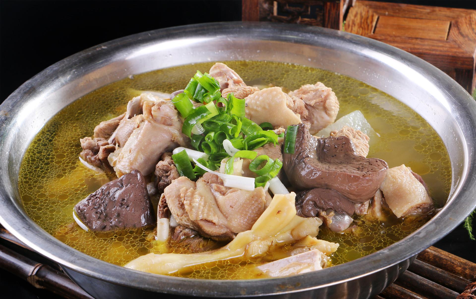 先放葱姜,这二种原材料组合使用实际效果更好,既可以为羊汤增加香味