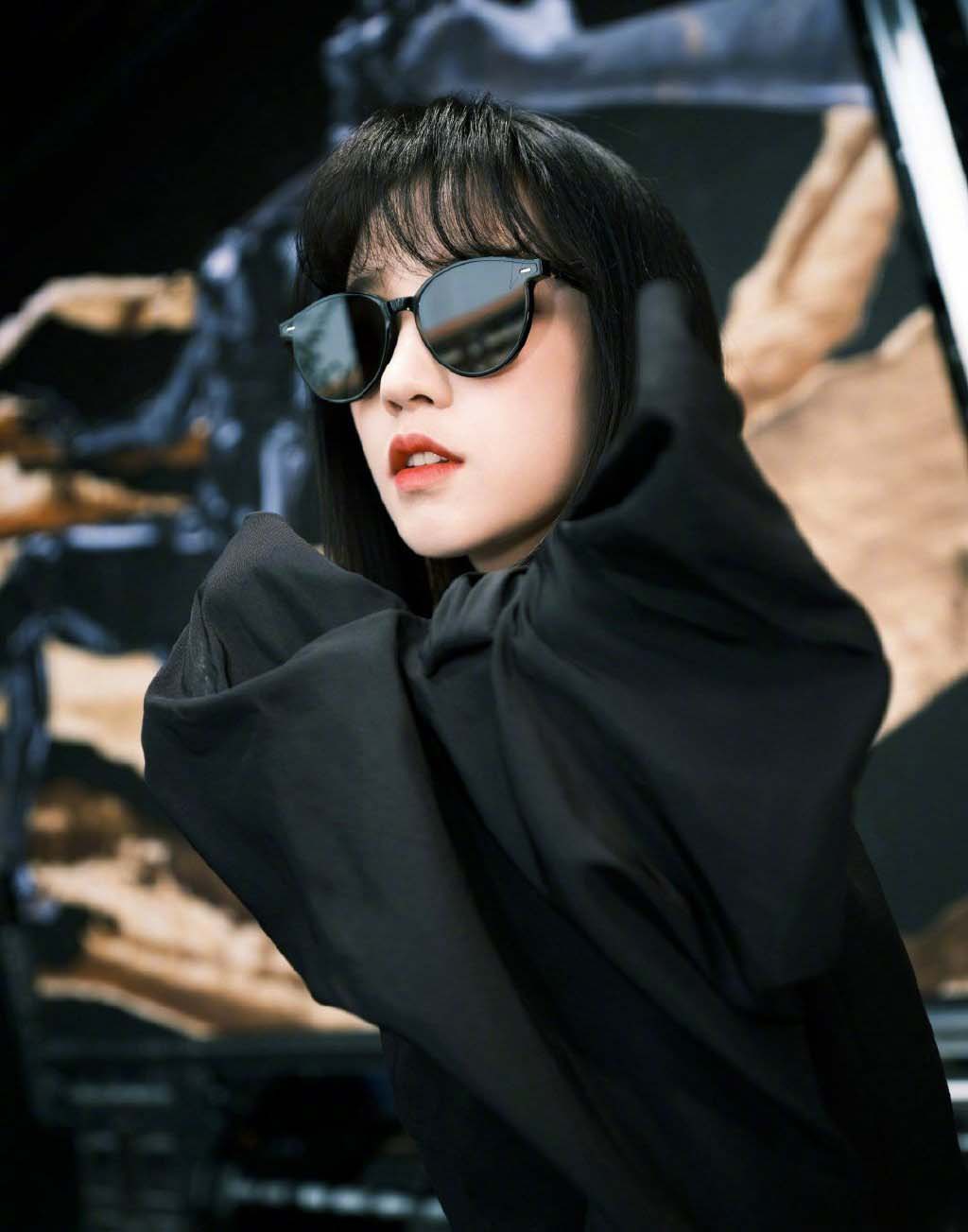 宋雨琦一身黑色系穿搭又美又飒,一颦一笑间尽显迷人气息_高清图集
