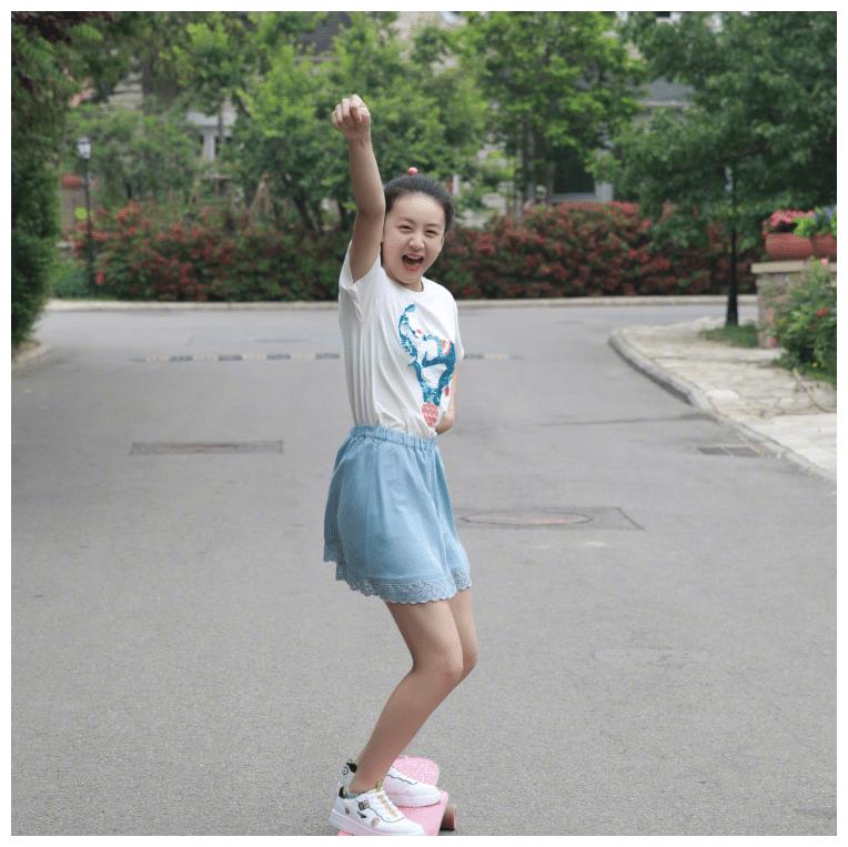 森碟穿短裙玩滑板,大长腿惹眼运动感十足,"追风少女"回来了?
