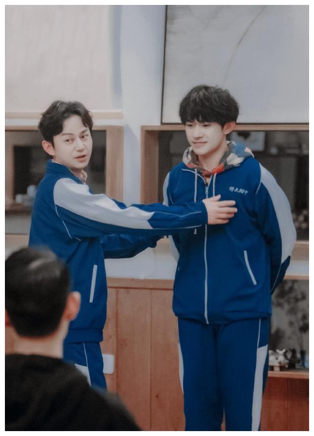 易烊千玺两次穿高中校服,时隔三年,少年气果然不是年龄决定的!