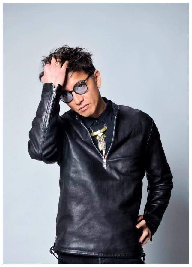 47岁木村拓哉复工晒照,皮衣墨镜变型男,"头疼腰疼"姿势土帅