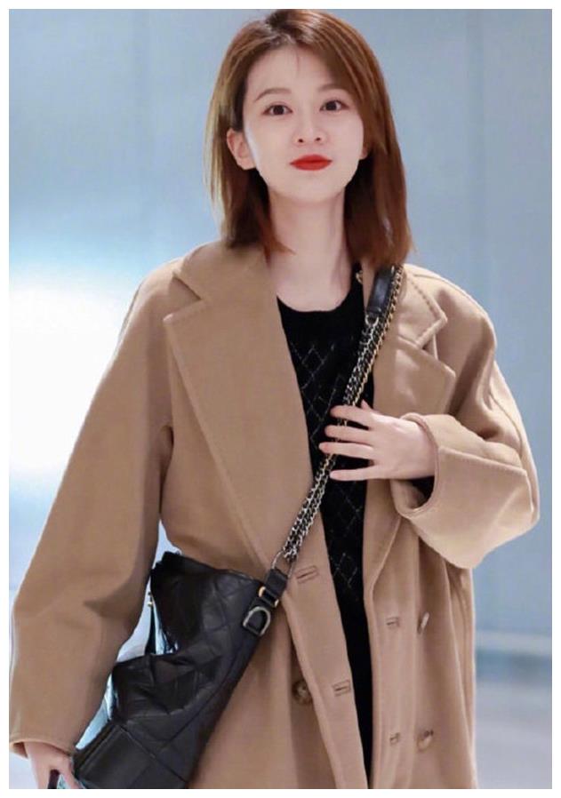 冬日女明星引领卡其色大衣时尚潮流