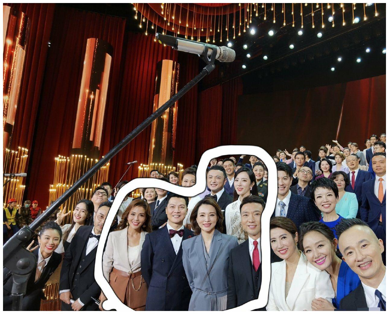 全国著名主持人一起合影董卿无异议坐c位首排不见撒贝宁身影