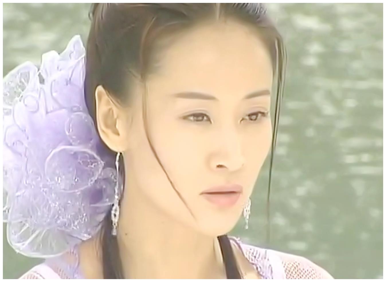 《绝世双骄》中于莉扮演明月宫主,因为被爱人辜负了,所以她恨透了天下