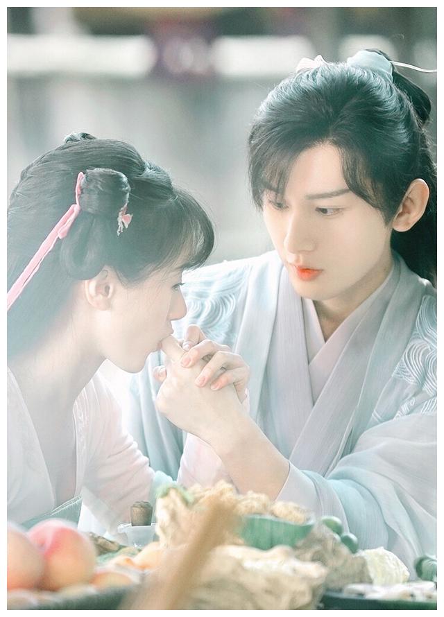 刚拆完cp,成毅被曝与富婆约饭,孟子义去探班还要找人打掩护?