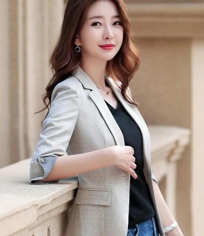 白皙无暇的白领美女街拍,娇嫩欲滴的绝美容颜