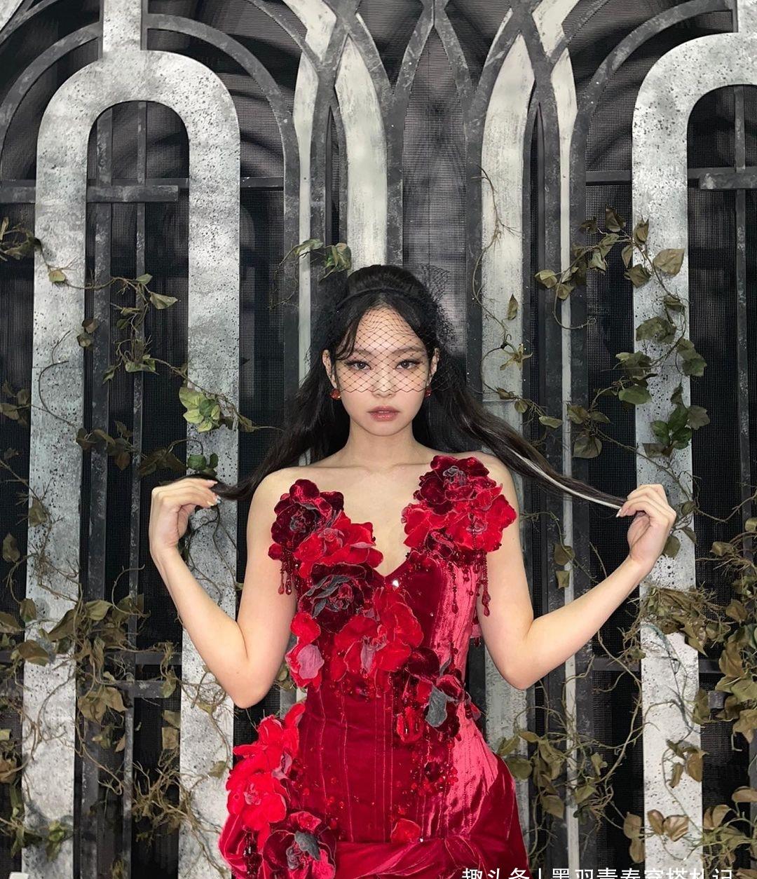 jennie红玫瑰是哪一场演唱会 金智妮红玫瑰造型让人惊艳一见倾心