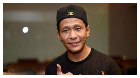 他和师父参加春晚，演出紧张到忘词，随口瞎编的几个字竟成了经典休闲区蓝鸢梦想 - Www.slyday.coM