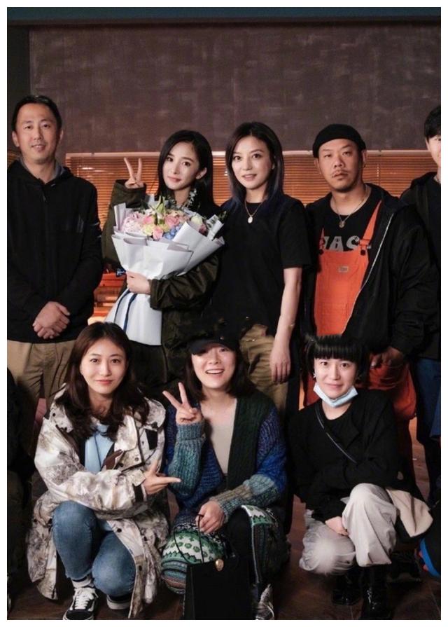 双美合璧太养眼了!杨幂晒与赵薇合照,投怀拥抱尽显小鸟依人美感