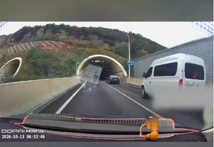 大连一隧道口现惊魂一幕！白色车辆突然压实线变道险酿车祸