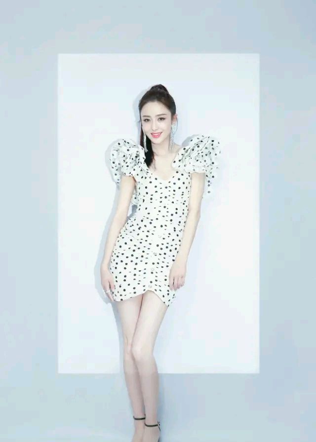 佟丽娅漂亮的小脚丫,粉嫩迷人,怪不得被富豪喜爱