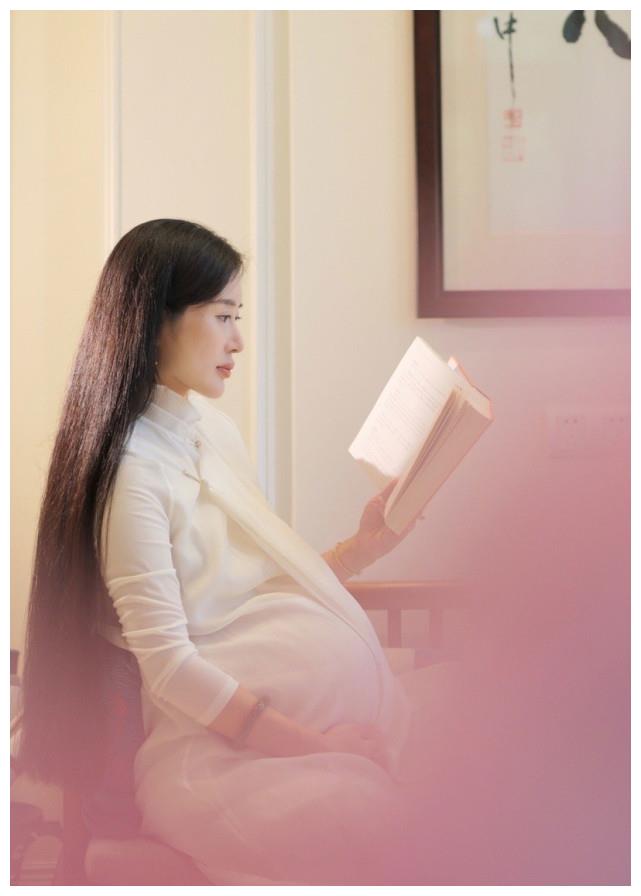 杜星霖产后首发文,晒69岁张纪中与女儿牵手合照,画面温情满满|杜星霖