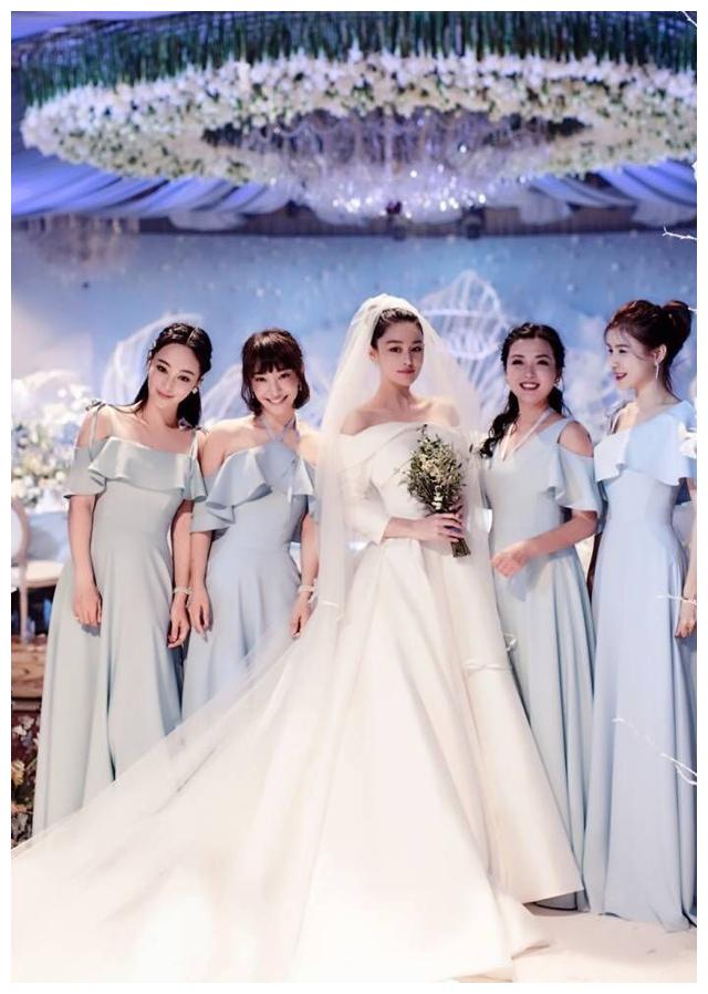 女星婚礼上与伴娘的合照,唐艺昕四人甜美,唐嫣五人花式笔芯