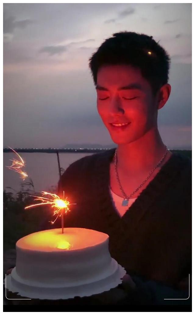 肖战生日吹蜡烛的样子曝光可爱帅气脸上还挂着蛋糕