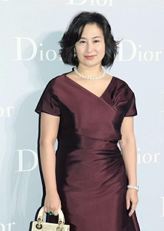 何超琼低头织毛衣太温柔高定礼服造型宛如贵族小姐气质出众