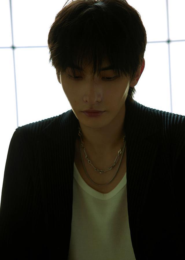 王瑞昌禁欲系写真酷感十足 高冷男神眼神深邃魅力尽显__财经头条